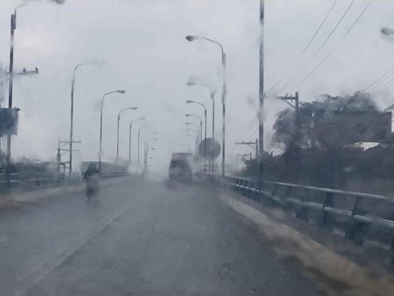 Fuertes lluvias provocan inundaciones en las calles de la capital