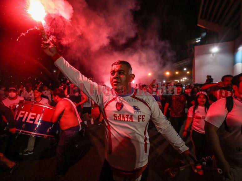 ¡Es imperdible! Así fue la espectacular llegada de la Ultra Fiel al Estadio Chelato Uclés; una celebración adelantada