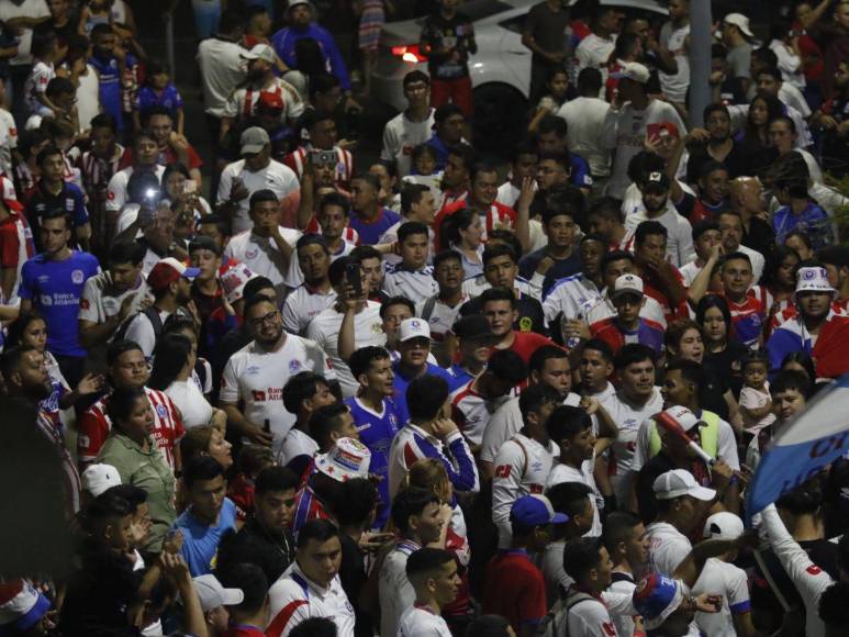¡Fiesta blanca en SPS! Así recibieron a Olimpia previo a la final contra Marathón