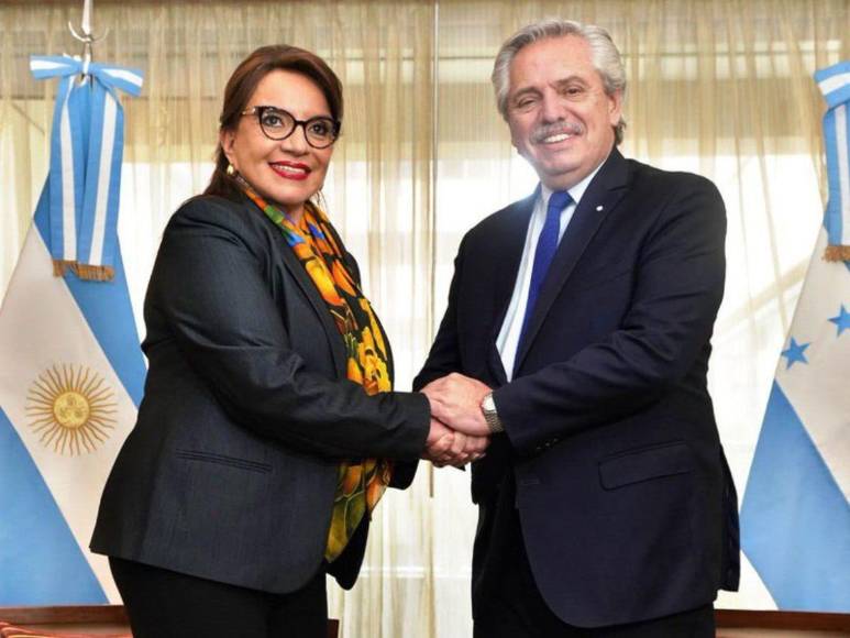 Chaqueta y colores neutros, el estilismo dominante de Xiomara Castro en sus comparecencias públicas