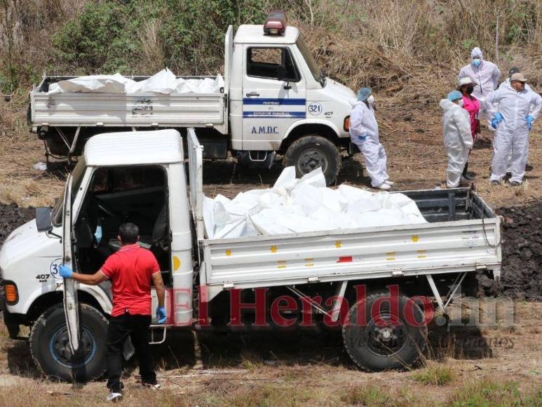 Olvidados por familiares: Así fue el entierro masivo de cadáveres sin reclamar en la capital (Fotos)