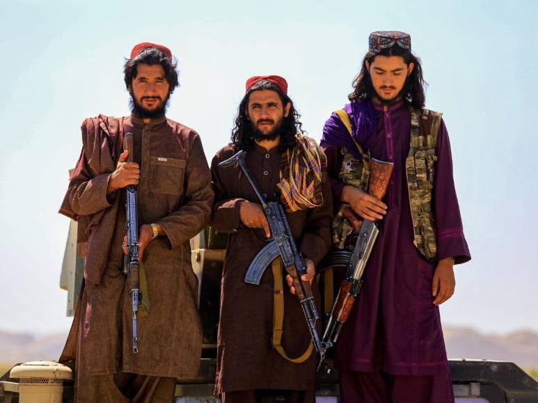 No hablar en público: las nuevas restricciones de los talibanes a las mujeres