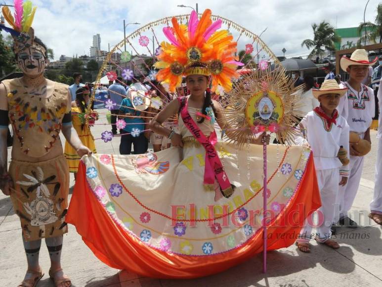 Color, cultura y creatividad: Los mejores trajes típicos de los desfiles patrios (Fotos)