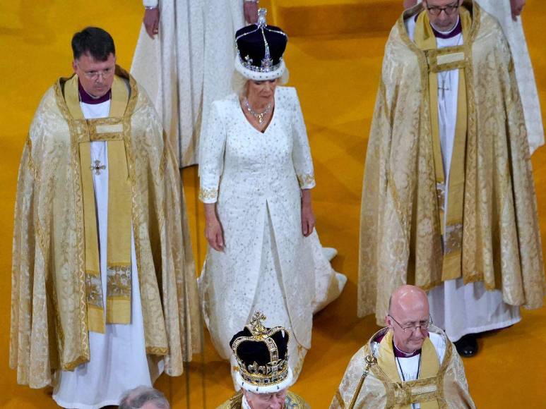 ¿Un guiño a la princesa Diana?: el atuendo de la reina Camila en su coronación