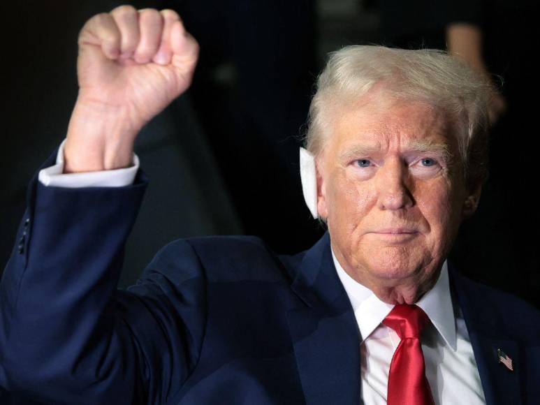 Entre aplausos y con la oreja vendada: Trump asiste a convención republicana