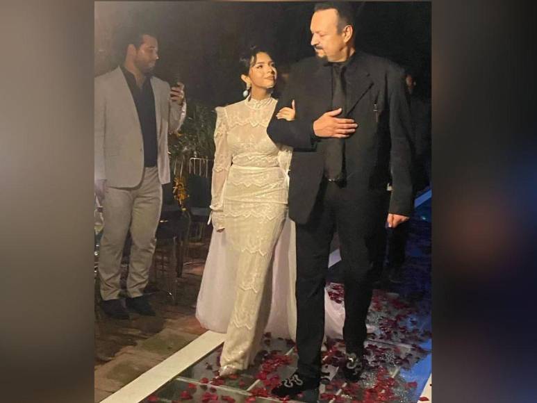¿Compró en AliExpress? El vestido de novia de Ángela Aguilar que causa revuelo