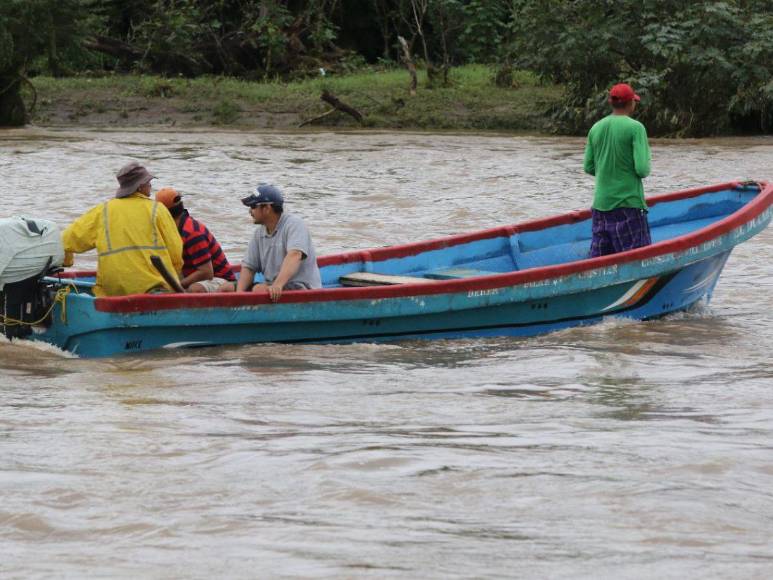Enfermos cruzan en balsas: dramática situación por inundaciones en el sur de Honduras