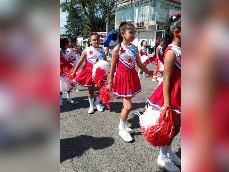Dinámicas y bellas pomponeras de las escuelas alegran los desfiles patrios en la capital