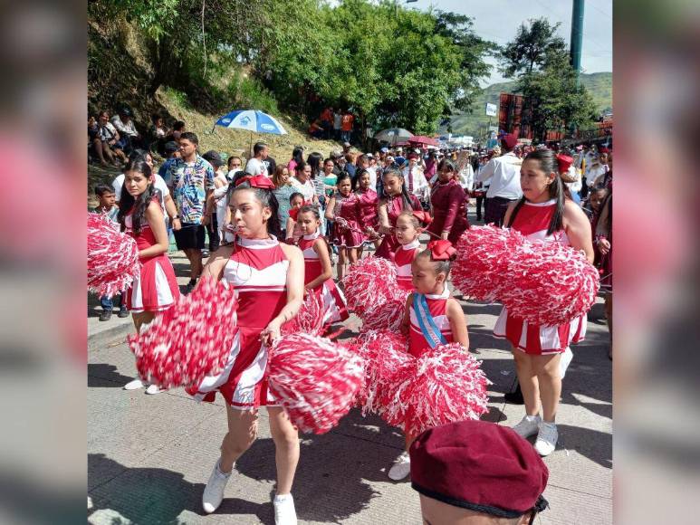 Dinámicas y bellas pomponeras de las escuelas alegran los desfiles patrios en la capital