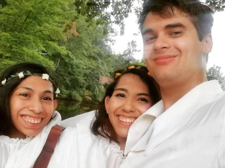 Una relación con estrictos acuerdos: así es el noviazgo de Daniel con Carmen, siamesa que comparte pelvis con su hermana