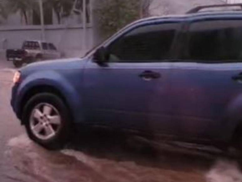 Calles inundadas, autos atrapados y daños por lluvias en la capital