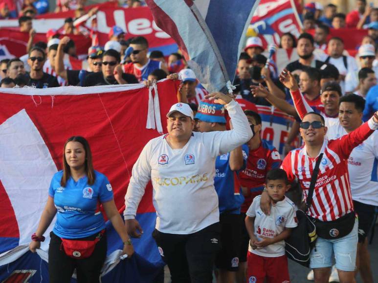 ¡Llegó el bicampeón! La impresionante entrada de la Ultra Fiel para el debut de Olimpia ante Real España
