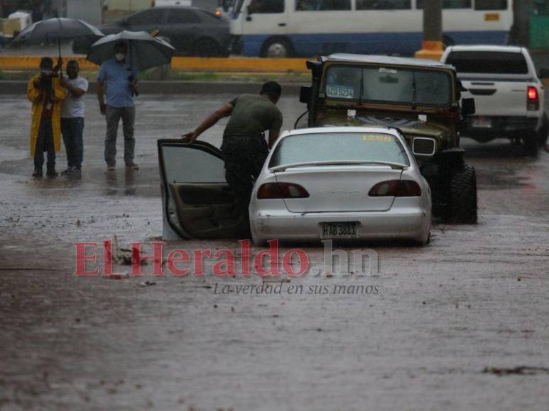 Caos y vulnerabilidad: así luce la capital tras varios minutos de lluvia