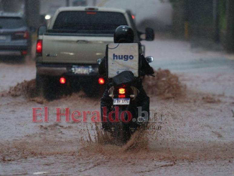 Caos y vulnerabilidad: así luce la capital tras varios minutos de lluvia