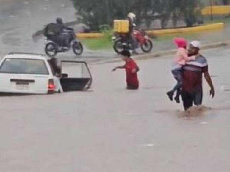Calles inundadas, autos atrapados y daños por lluvias en la capital