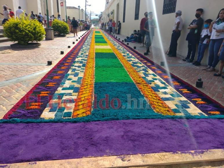 Comayagua viste de arte el Viernes Santo con las alfombras de aserrín (Fotos)