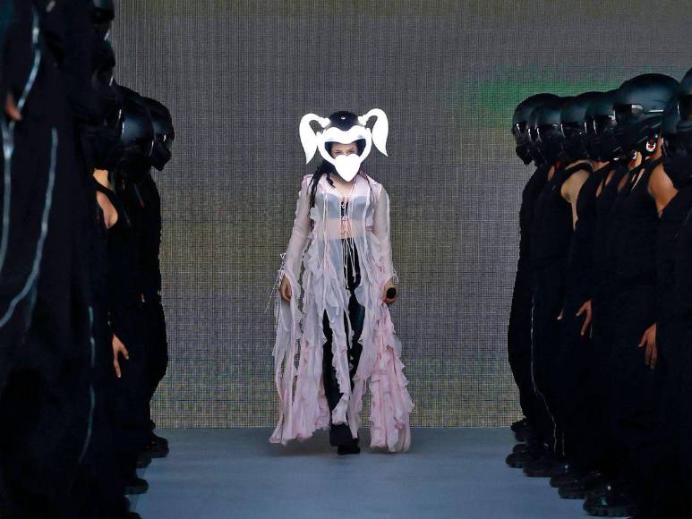 Rosalía hace vibrar el escenario de Coachella 2023 con emocionante presentación