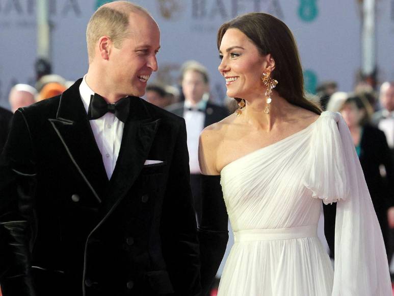 Con un vestido repetido, Kate Middleton luce espectacular look en los premios BAFTA