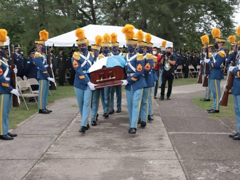 Así fue el sepelio del general de aviación José Enrique Soto Cano en La Paz