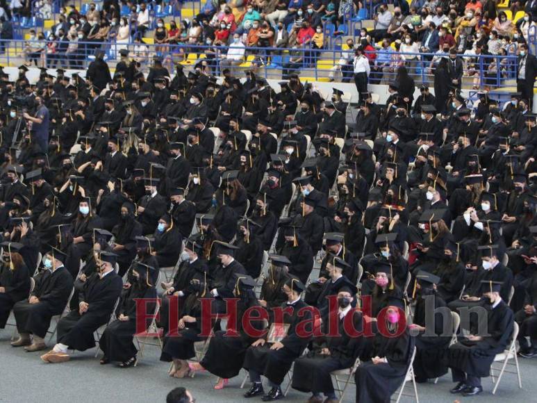 Alegría y conmovedoras dedicatorias durante entrega de títulos a nuevos profesionales en la UNAH