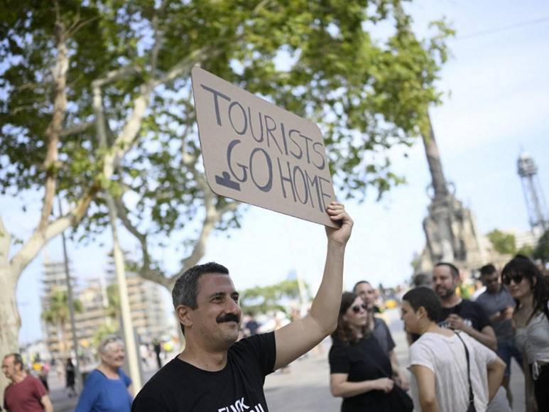 Barcelona protesta contra el turismo masivo: “Hace invivible la ciudad”