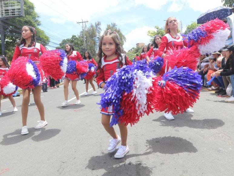 Faldas vaporosas y variedad de rojos, los trajes favoritos de las palillonas en Honduras