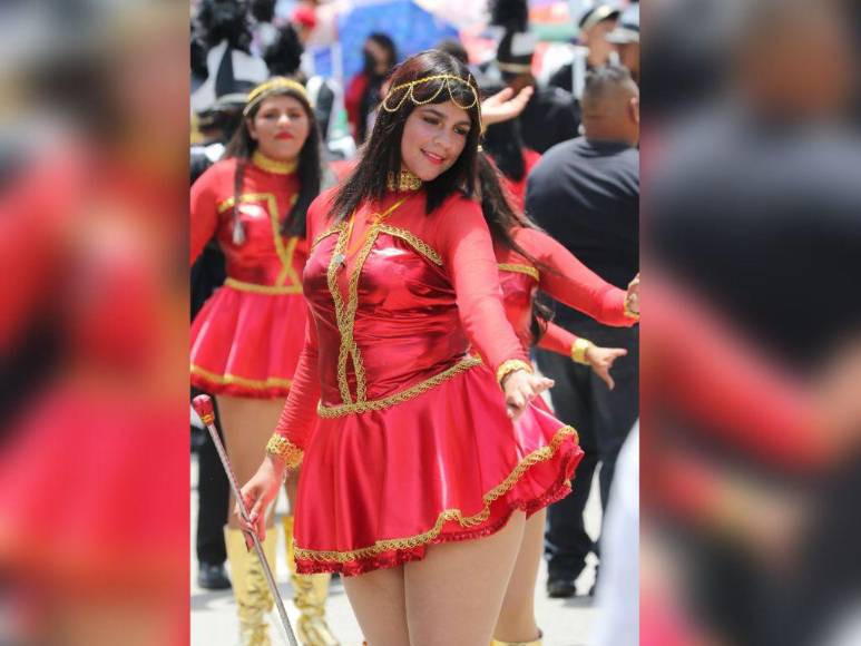 Faldas vaporosas y variedad de rojos, los trajes favoritos de las palillonas en Honduras