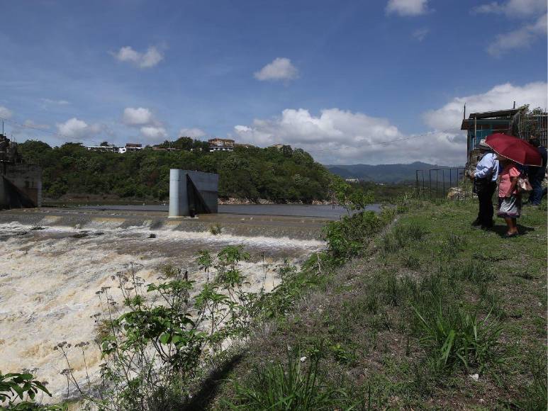Así luce la represa Los Laureles tras intensas lluvias en la capital