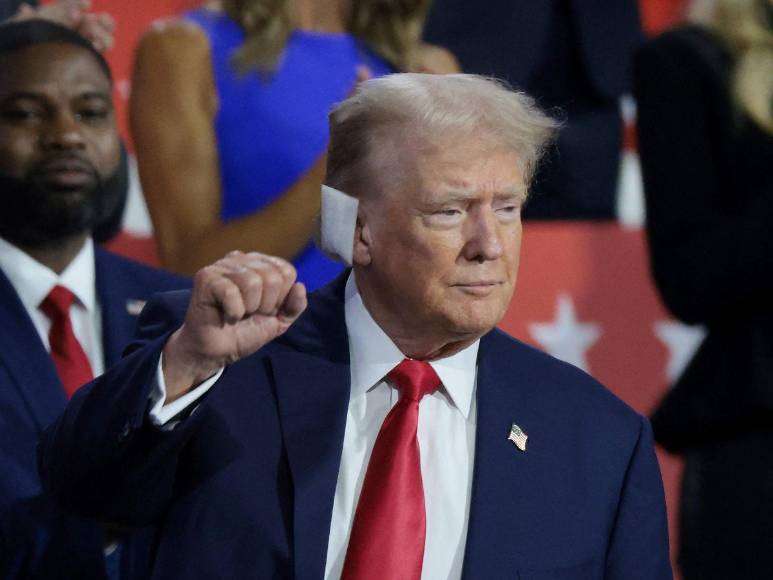 Entre aplausos y con la oreja vendada: Trump asiste a convención republicana