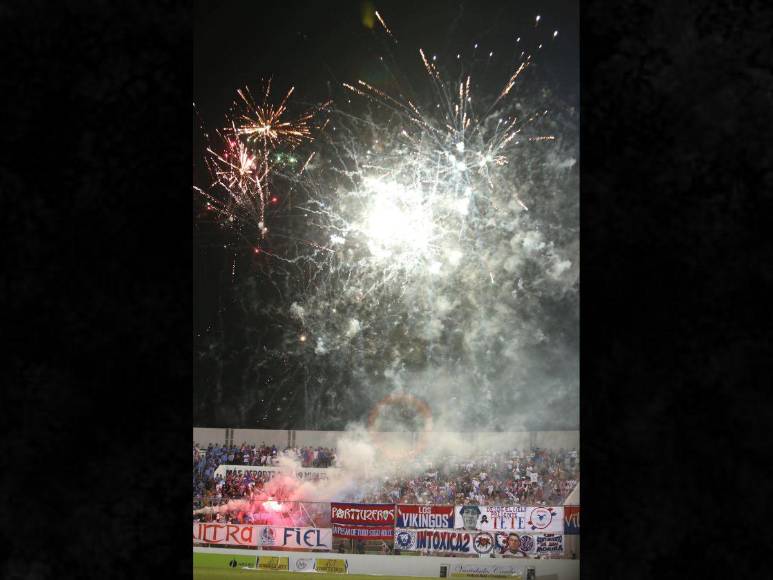 ¡Con juego de luces! Así celebró la Ultra Fiel el triunfo del Olimpia