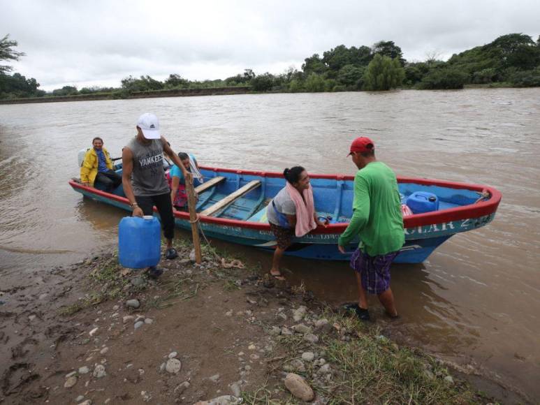 Enfermos cruzan en balsas: dramática situación por inundaciones en el sur de Honduras