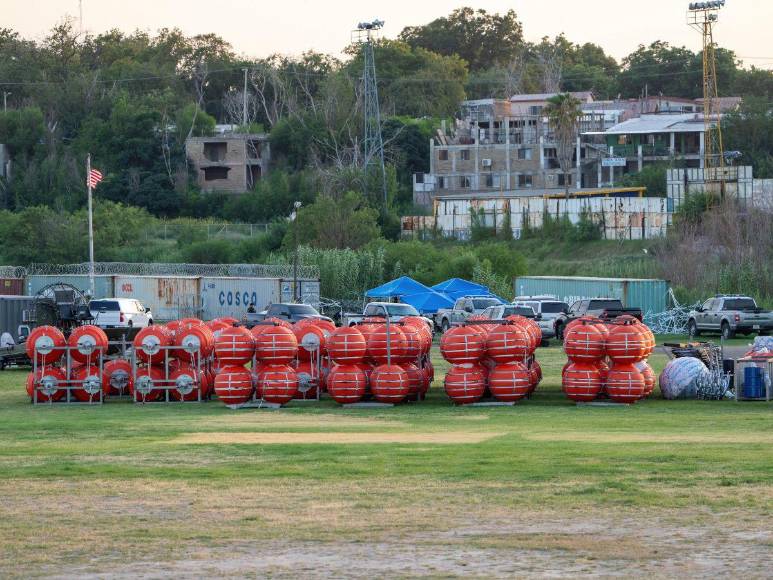 Así es el “muro flotante” hecho de boyas con púas que pretende evitar el paso de migrantes por el Río Bravo