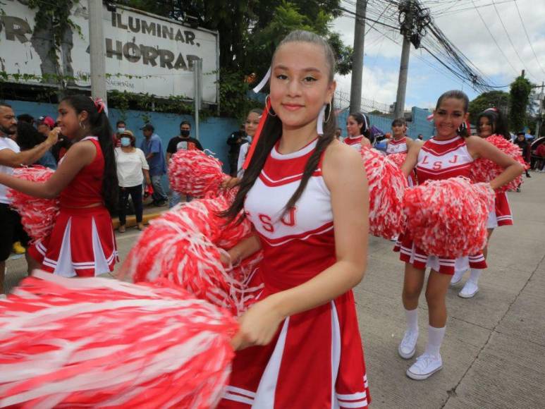 Faldas vaporosas y variedad de rojos, los trajes favoritos de las palillonas en Honduras