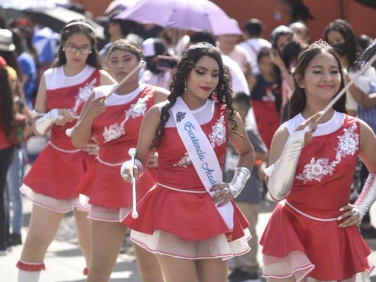 Faldas vaporosas y variedad de rojos, los trajes favoritos de las palillonas en Honduras