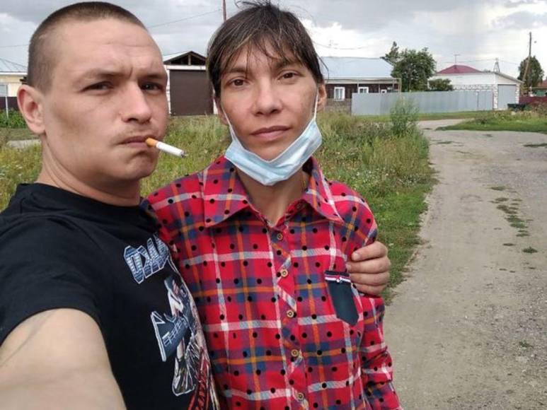 Se enamoró de un preso y la mató a golpes el día que se casaron: la historia de Oksana y su amor por un femicida en Rusia