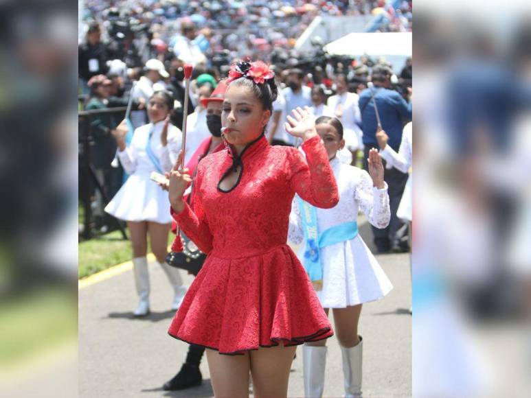 Faldas vaporosas y variedad de rojos, los trajes favoritos de las palillonas en Honduras