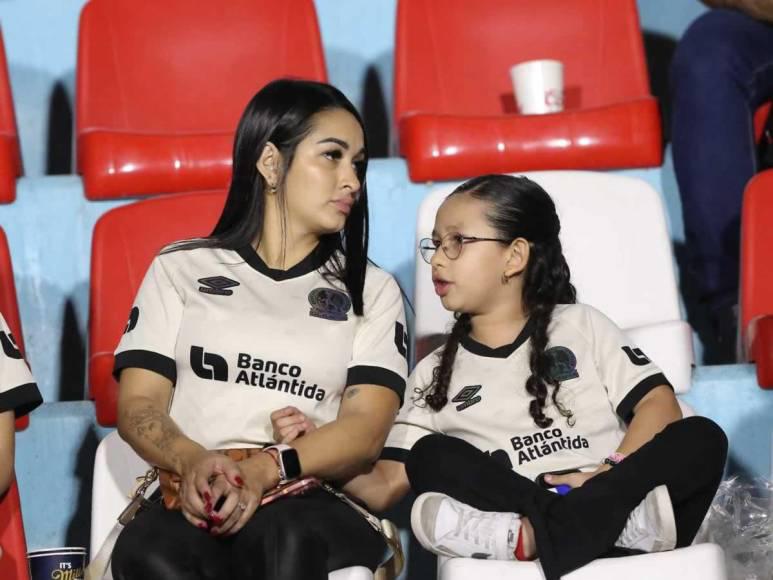 Bellas damas engalanaron el Olancho FC vs Olimpia: Esposa de futbolista causó furor Bellas damas engalanaron el Olancho FC vs Olimpia: Esposa de futbolista causó furor
