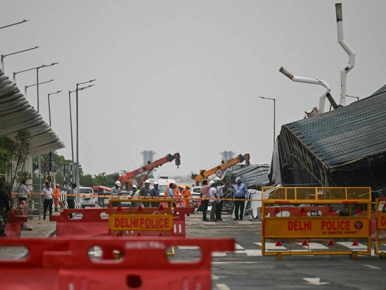 Un muerto y varios heridos tras derrumbarse techo en aeropuerto de India por lluvias