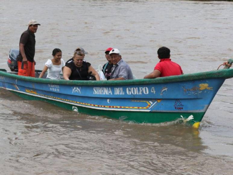 Enfermos cruzan en balsas: dramática situación por inundaciones en el sur de Honduras