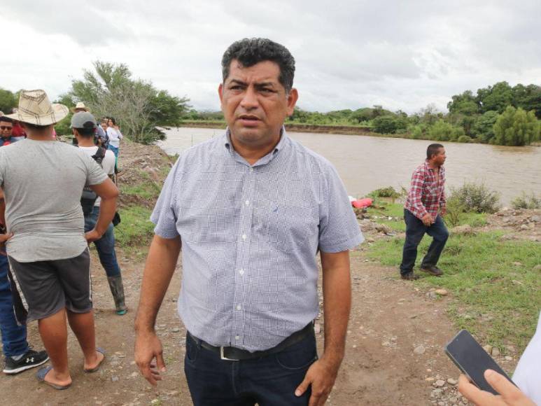 Enfermos cruzan en balsas: dramática situación por inundaciones en el sur de Honduras