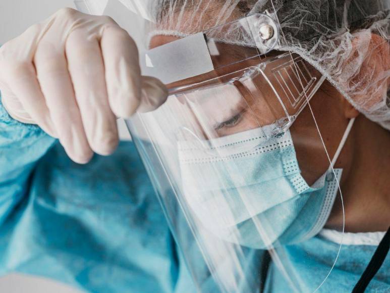 Mareos, dedos covid y caída de cabello: los extraños nuevos síntomas del covid-19