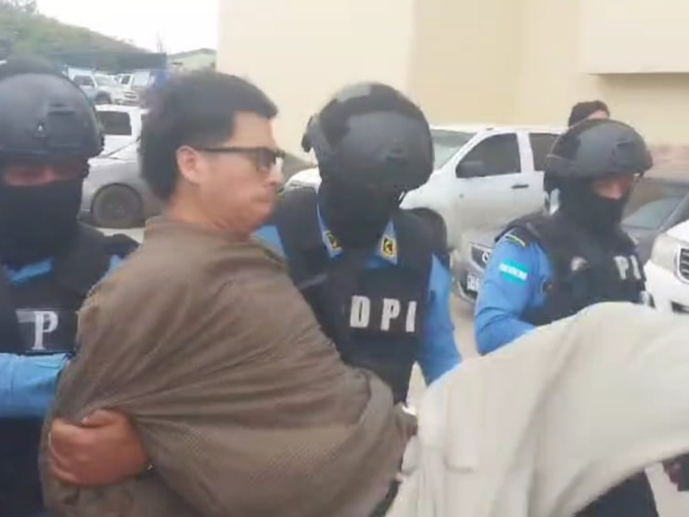 Con “señas de la 18” y patadas, así fue trasladado sexto acusado por crimen en mudanza