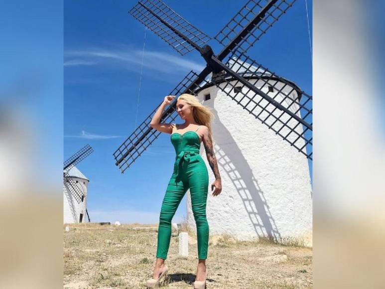 Así es Christina Rapado, la exnovia de Camilo Blanes que lo defiende ante críticas por su cambio de identidad