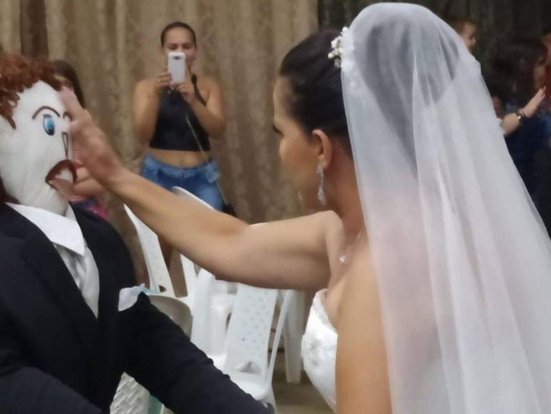 Mujer brasileña casada con muñeco “dio a luz a gemelas en parto normal”