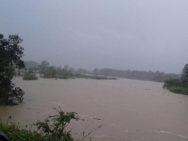 Ríos desbordados, inundaciones y sectores incomunicados por fuertes lluvias en Honduras