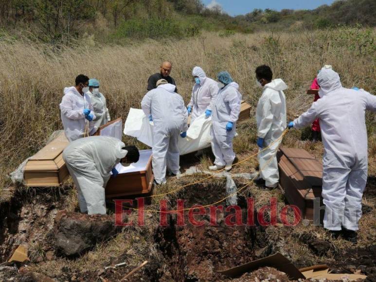 Olvidados por familiares: Así fue el entierro masivo de cadáveres sin reclamar en la capital (Fotos)