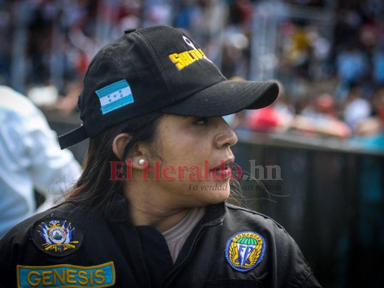 Caída en el Río Choluteca, fractura y aterrizaje en sector silla: incidencias en el show de paracaidistas