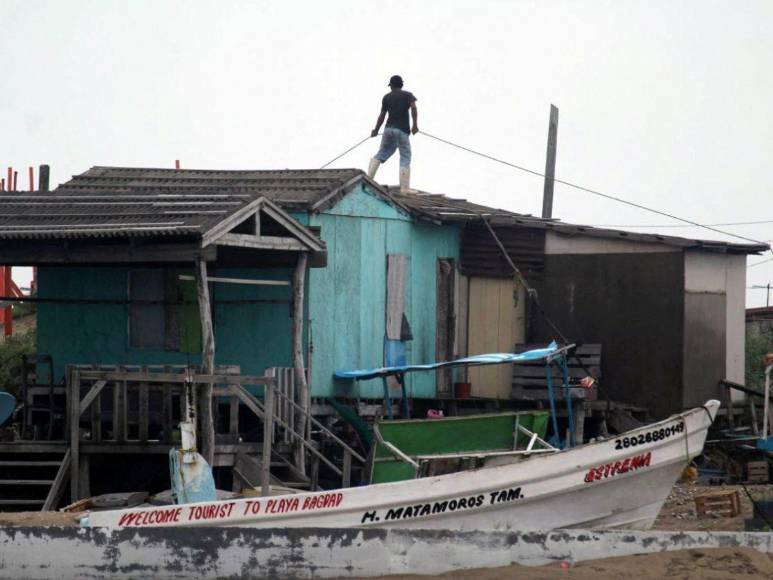 Tormenta Alberto inunda a Surfside Beach en Texas y avanza hacia México