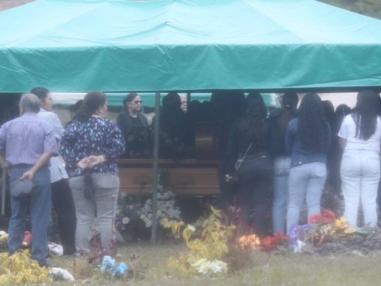 Con flores y camisas memorables, familiares y amigos despiden a Kevin Cáceres