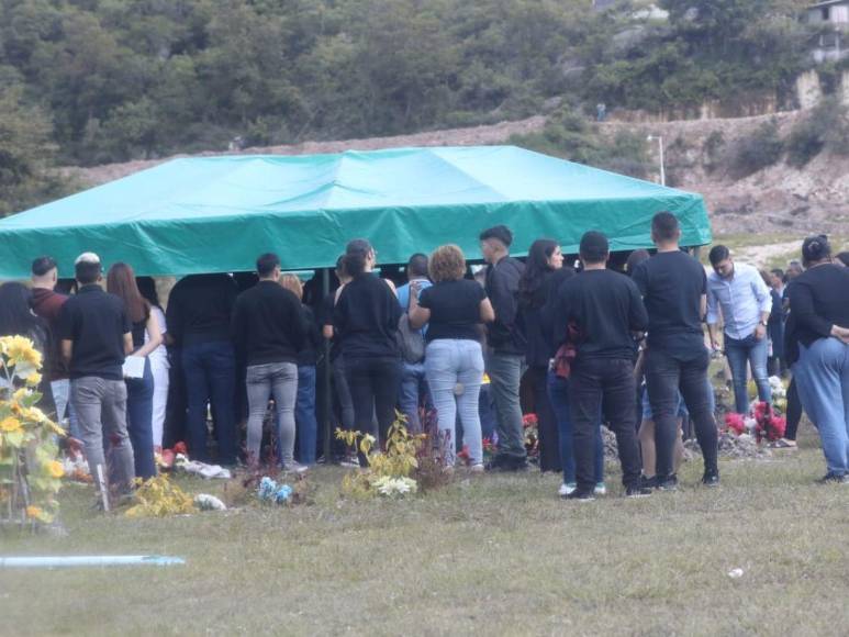 Con flores y camisas memorables, familiares y amigos despiden a Kevin Cáceres